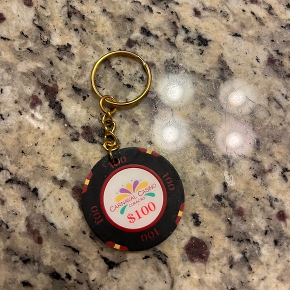 Carnaval Casino Curacao $100 chip key chain - Picture 1 of 2